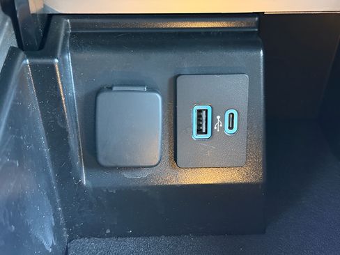 Used 2023 Ford Explorer XLT w/ Equipment Group 202A AWD/4WD image 15