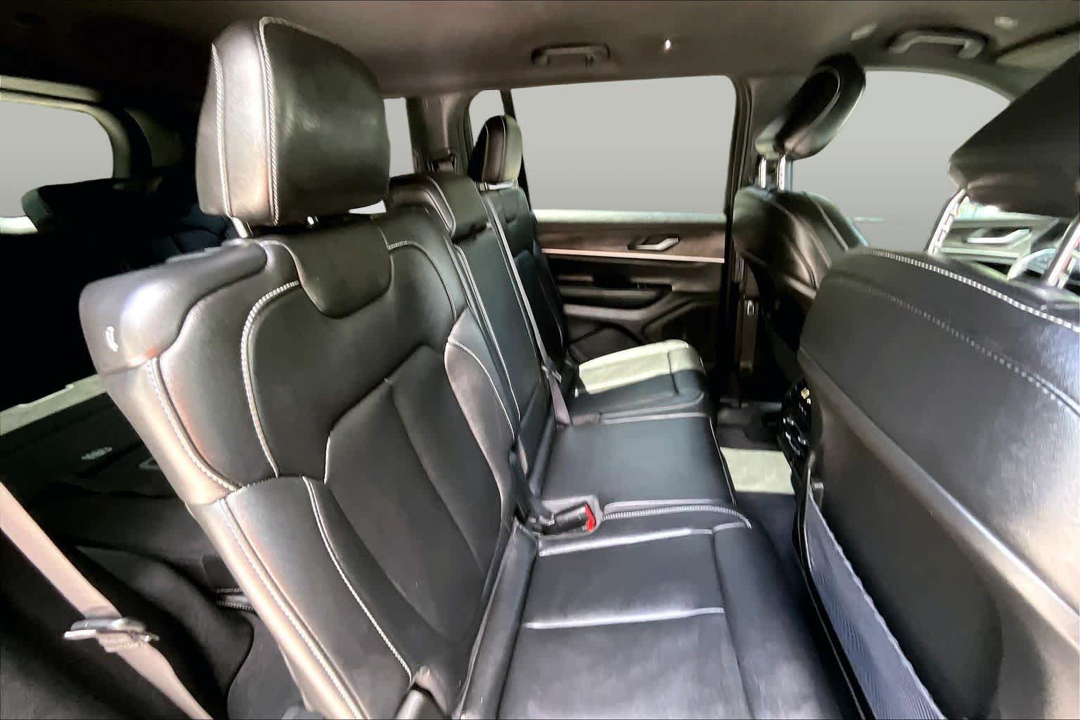 Used 2024 Jeep Grand Cherokee L Limited w/ Black Appearance Package AWD/4WD image 20
