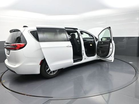 New 2026 Chrysler Pacifica Select image 32
