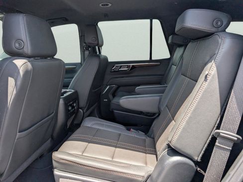 Used 2025 Chevrolet Tahoe High Country AWD/4WD image 15
