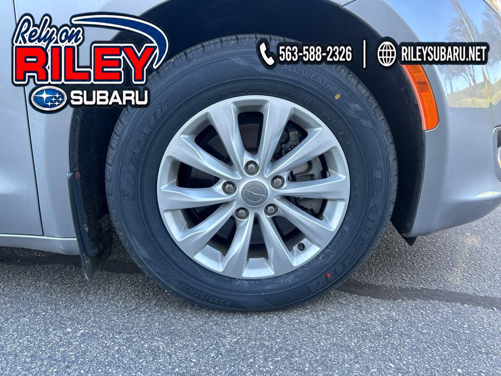 Used 2018 Chrysler Pacifica Touring Plus FWD image 13