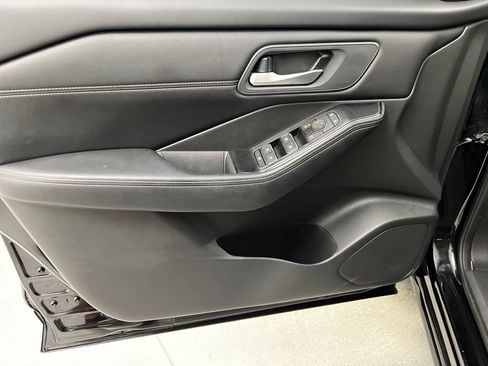 Used 2024 Nissan Rogue SL AWD/4WD image 14