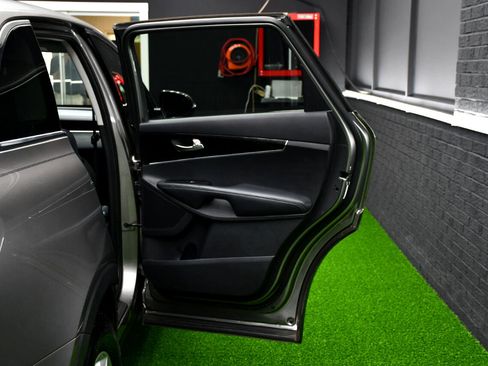 Used 2019 Kia Sorento LX image 33