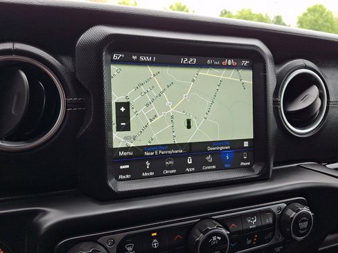 Used 2018 Jeep Wrangler Unlimited Sahara AWD/4WD image 16