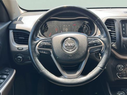 Used 2018 Jeep Cherokee Latitude w/ Altitude Package AWD/4WD image 18