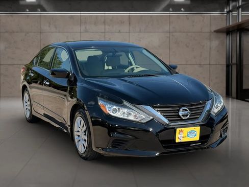 Used 2016 Nissan Altima 2.5 S w/ Power Driver Seat Package FWD image 2