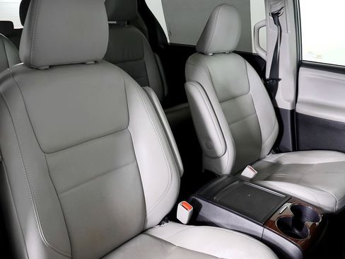 Used 2018 Toyota Sienna Limited image 49