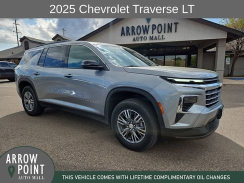 Used 2025 Chevrolet Traverse LT FWD image 1