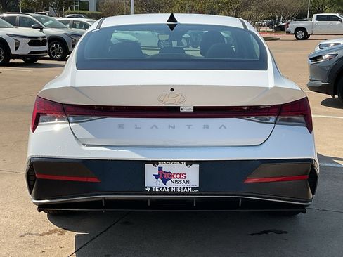 Used 2025 Hyundai Elantra SEL image 6