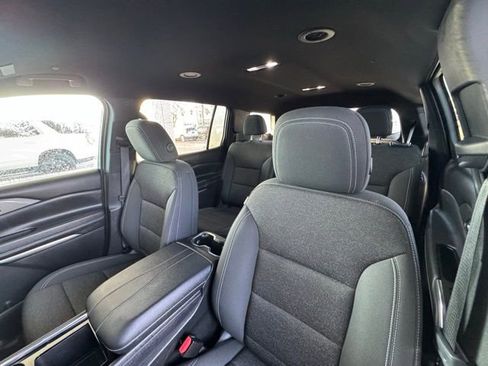 Used 2025 Chevrolet Traverse LT image 14