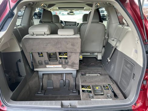 Used 2018 Toyota Sienna XLE FWD image 7