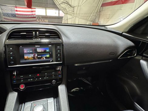 Used 2018 Jaguar F-PACE Premium image 20