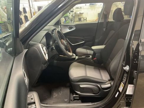 Used 2025 Kia Soul LX w/ LX Technology Package FWD image 10