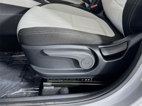 Certified 2025 Hyundai Venue SEL FWD image 20