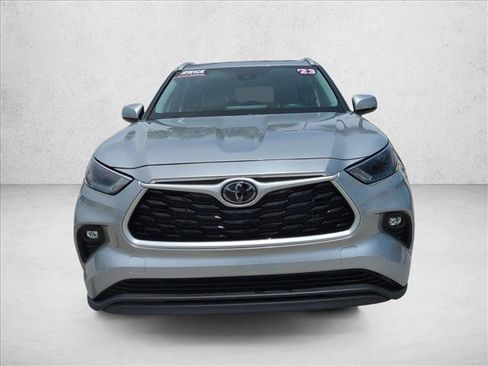Used 2023 Toyota Highlander XLE FWD image 2