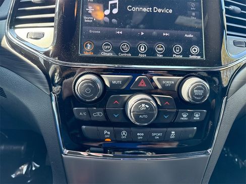 Used 2020 Jeep Grand Cherokee Altitude image 17