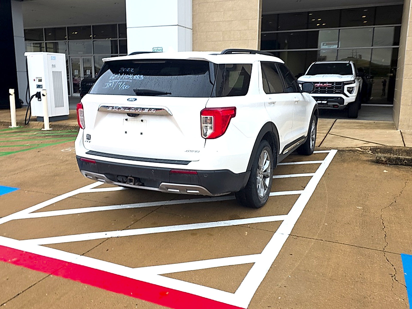 Used 2022 Ford Explorer XLT w/ Equipment Group 202A AWD/4WD image 11