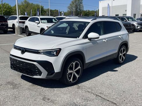 Used 2025 Volkswagen Taos SEL image 3