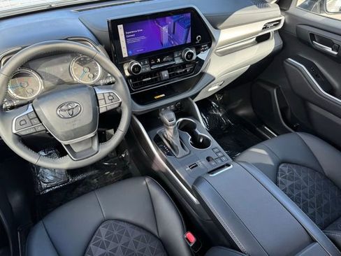 Certified 2024 Toyota Highlander XLE image 6