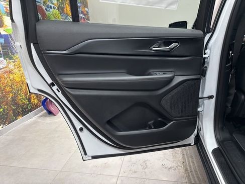 New 2025 Jeep Grand Cherokee L Altitude image 35