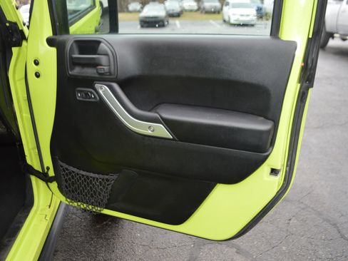 Used 2016 Jeep Wrangler Rubicon w/ Power Convenience Group image 21