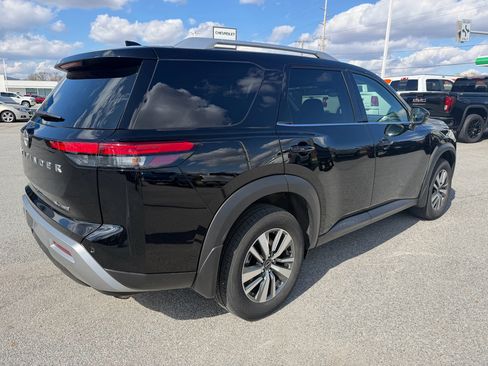 Used 2025 Nissan Pathfinder SL image 3