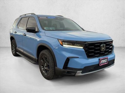 Used 2025 Honda Pilot TrailSport image 3