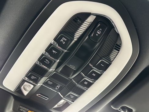 Certified 2024 Porsche Macan image 33