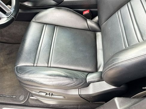 Used 2022 Porsche Cayenne Platinum Edition image 21