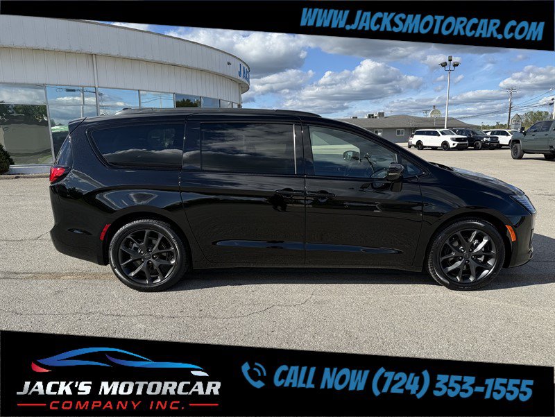 Used 2027 Chrysler Pacifica Limited FWD image 3
