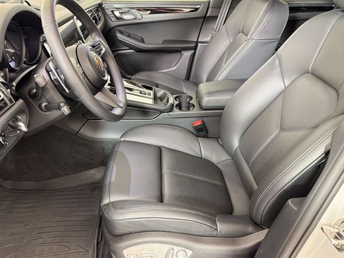 Certified 2025 Porsche Macan AWD/4WD image 5