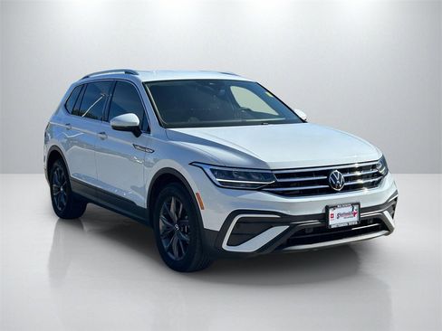 Used 2022 Volkswagen Tiguan SE image 3