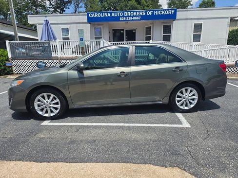 Used 2012 Toyota Camry XLE w/ Leather Pkg FWD image 3