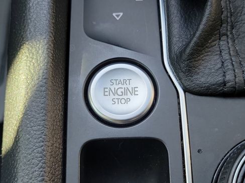 Used 2020 Volkswagen Atlas Cross Sport SE image 32