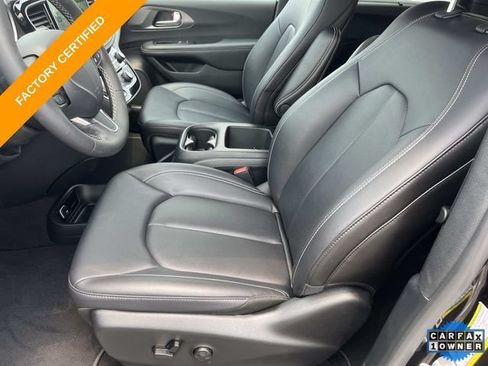 Used 2025 Chrysler Pacifica Select w/ Uconnect Theater Family Group FWD image 27