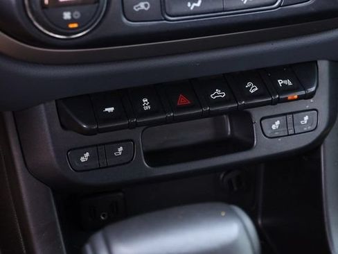 Used 2019 Chevrolet Colorado Z71 w/ Z71 Midnight Edition AWD/4WD image 18