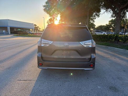 Used 2018 Toyota Sienna SE FWD image 4