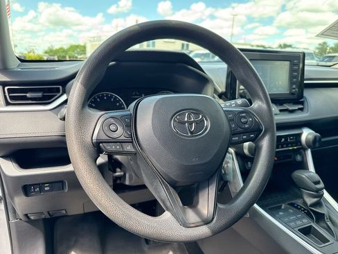 Used 2019 Toyota RAV4 LE AWD/4WD image 11