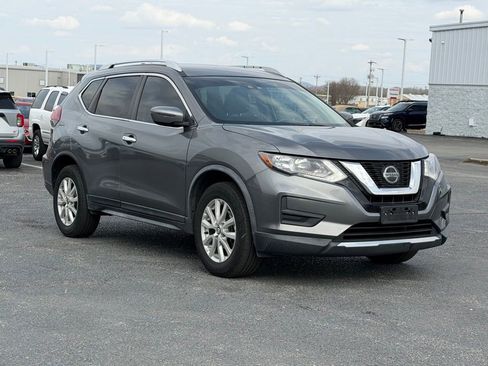 Used 2020 Nissan Rogue SV image 2