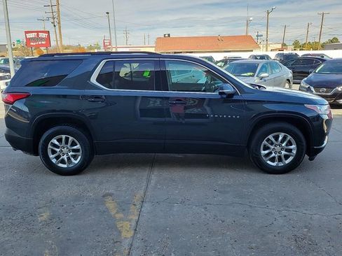 Used 2021 Chevrolet Traverse LT image 2