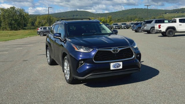 Used 2022 Toyota Highlander Limited AWD/4WD image 3