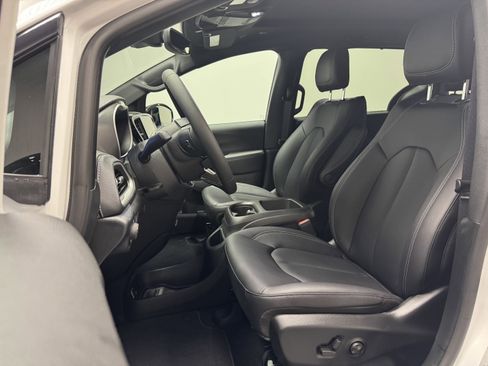 New 2026 Chrysler Pacifica Select FWD image 16