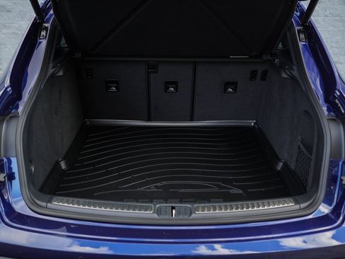 Used 2023 Porsche Macan w/ Premium Package Plus image 38