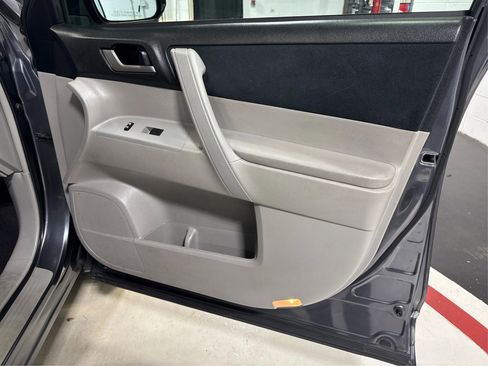 Used 2013 Toyota Highlander Limited image 25