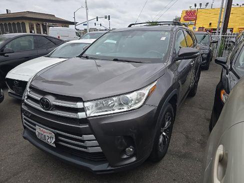Used 2017 Toyota Highlander Plus FWD image 1