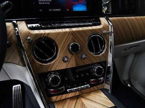 Used 2025 Rolls-Royce Cullinan image 18