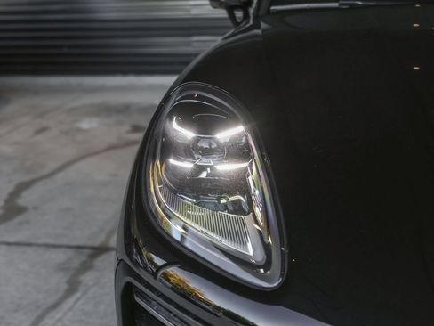 Certified 2026 Porsche Macan AWD/4WD image 11