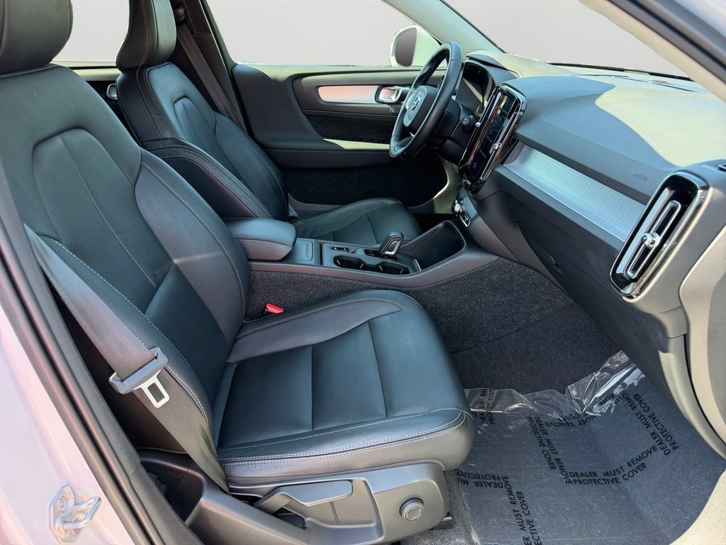 Used 2021 Volvo XC40 T5 Momentum AWD/4WD image 8