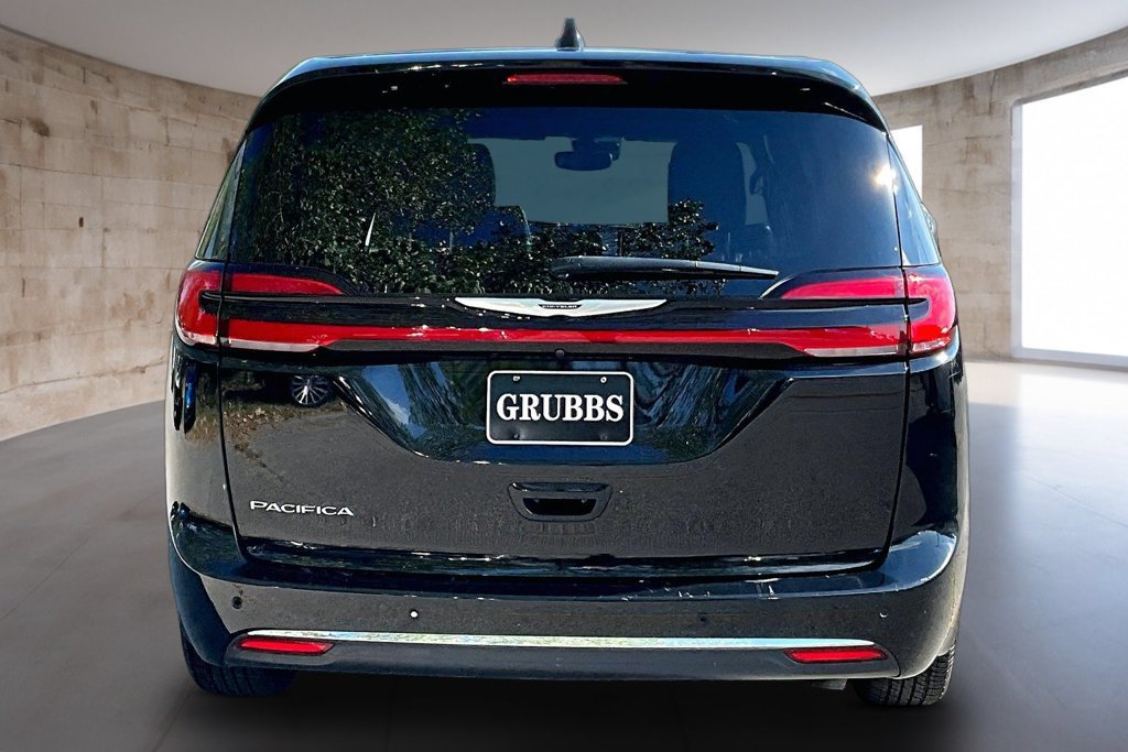 Used 2025 Chrysler Pacifica Select FWD image 5