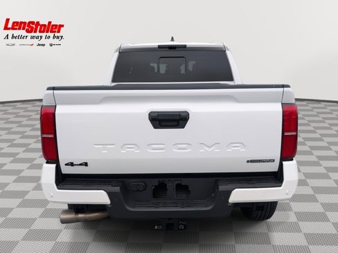 Used 2025 Toyota Tacoma TRD Sport w/ TRD Sport Upgrade Package image 4